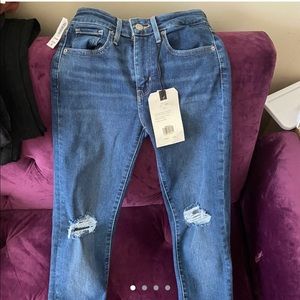 LEVI’S sculpt jeans size 24 NWT
